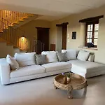 Three-storey Retreat In Piedmont Wine Country アパート